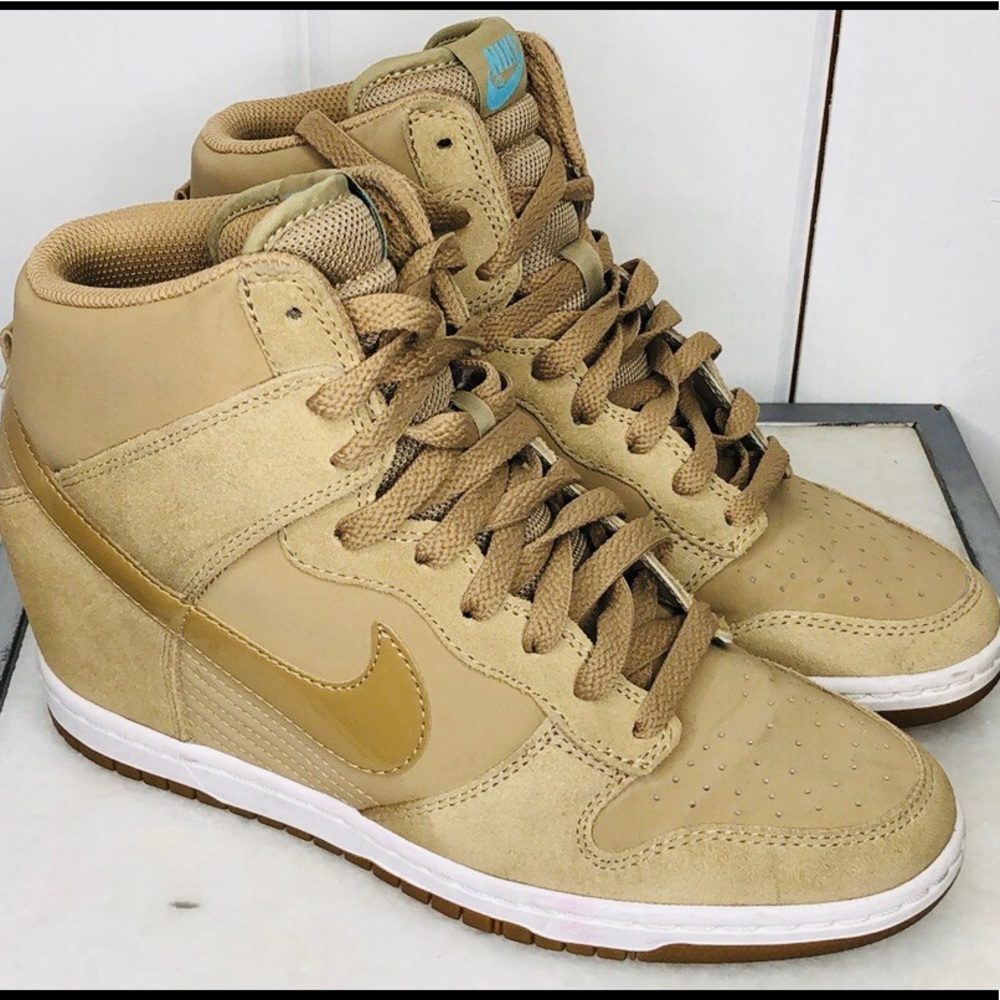 NIKE Women’s Dunk Ski High Essentials